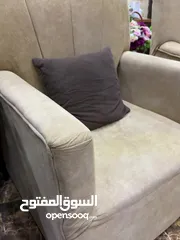  5 طقم كنب 7 مقاعد مع وسائدهم مستعمل بحالة ممتازة للبيع بسعر مغري