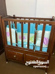  1 سرير اطفال للبيع مع الفرشة ومسبل ولحاف خاص فيهم ومخده