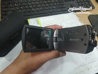  1 كامرا ياباني/جديدة بنسبة 90٪/ ممتازة لتصوير مقاطع الفديو/تعمل بطارية AA/الشاحن الأصلي/كارتون كامل.