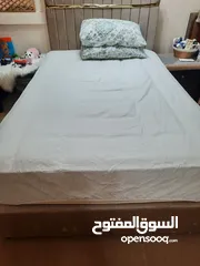  1 سرير مع مرتبه