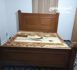  1 تخت خشب ثقيل مع فرشه