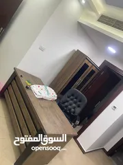  2 اثاث مكتبي للبيع مكتب مدير مع الملحقات و مكتب السكرتيرة وطقم كنب جلد وكرسي المدير وكراسي استقبال