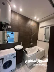  7 شقة في عمارات بعد الباب الخلفي لجامعة ناصر الدور الأول موقع ممتاز تشطيب ممتاز للإيجار