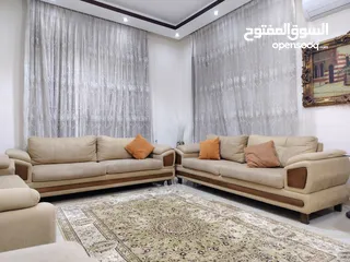  2 كنب معيشه للبيع مخدات تنفك وتتركب وجه الارضيه والمسند ينفك وينغسل