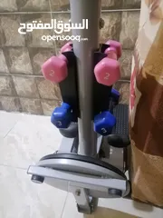  3 جهاز رياضة للمشي استعمال خفيف جداً وبحالة الجديد ويوجد معه ادوات رفع أثقال كما هو موضح في الصورة