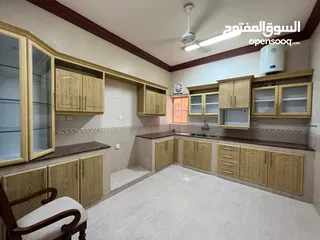  6 للبيع فيلا مميزة كورنر في بوشر قريب المدرسه الامريكيه 4 غرف نوم وصالتين وحوش واسع