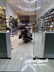  1 محل احذية للبيع المحل كامل او ما داخل المحل