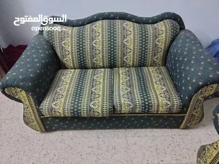  13 طقم كنب ومتفرقات للبيع  طقم كنب  طاولة 2 وممر ومعاه قطعتين  طقم كنب 7 مقاعد مع كفره بحالة جيدة
