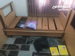  3 مجلس بحاجه تنجيد وتزبيط وسرير مفرد عدد 2 للبيع