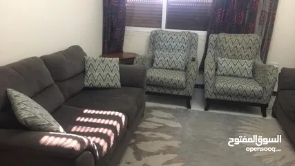  1 طقم كنب بحالة جيدة للبيع خشب زان