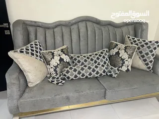  2 طقم كنب فاخر جدا للبيع بحاله ممتازه مع ثريه وطاوله وسطيه وطاولتين جانبيات وبرداي (سعر حرق )