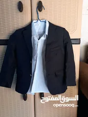  1 بدله للأطفال مع قميص لون ابيض  بحالة ممتازه