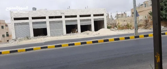  1 ارض مع مخازن للبيع