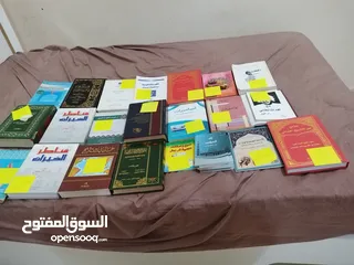  1 كتب للبيع من اجل المغادره