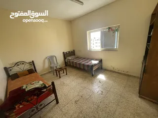  3 غرفة للإيجار تتسع لشخصين مفروشة جزئيا درج بدون أصانصيل في أم الشرايط