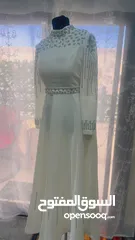  1 فستان ابيض مرصع فضي جديد بسعر مغري
