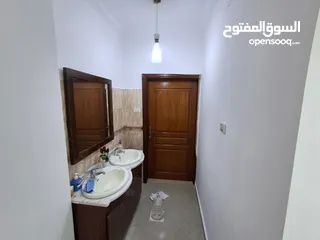  19 منزل مستقل فلات مساحة 200م على أرض 758م للبيع في اربد - شارع البتراء - حوارة
