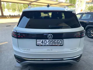  2 ID 6 CROZZ 2023 للبيع لون ابيض لؤلؤي