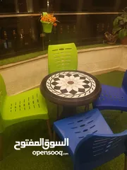  2 اربع كراسي بحاله جديد مع طاوله وسط بحال الوكاله استخدام بسيط جدا