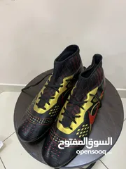  3 حذاء رياضي اسود وذهبي