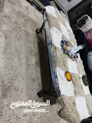  3 طاولة وسطية معدن وزحاج وتنين جانبيات خشب اسود ايكيا وسجلونتين ثلاثية  بتفتح بكس ثنائية وكرسين انتيكا