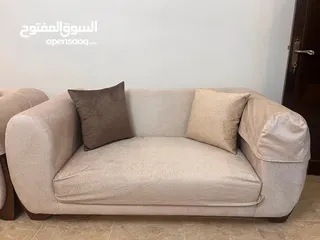  3 طقم كنب 9 مقاعد – لون بيج أنيق – حالة ممتازة  جديد تماما