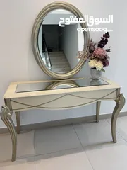  10 Modern Console Table with Oval Mirror