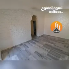  11 شقة طابق اول مع بلكونة ومصعد للإيجار في افضل وارقى المواقع في ضاحية الاقصى واسعة