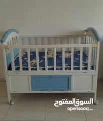  1 سرير بيبي قياس كبير + سرير بيبي صغير هزاز