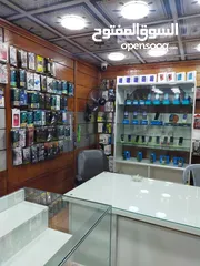  4 بتارين عرض اجهزه خلويه عدد 3 + بترينة عرض طويله+ مكتب خشب لاتيه تفصيل وضعهم جديد للبيع