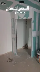  1 محل للبيع بالخلو مساحة 22 كتر مربع و نصف ، عليه سدة ع نصف المحل، عل شارع وسط البلد رام الله ، يبعد ع