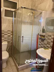  14 شقه مفروشه طابق ارضي مجهزة بالكامل غرفتين نوم وصاله ومطبخ وحمام وبرندة  شارع الجامعه طلاب اوطالبات