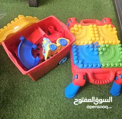  2 Megabloks طاولة  + بوكس بعجلات فيه عدد قطع منيح و مميزة