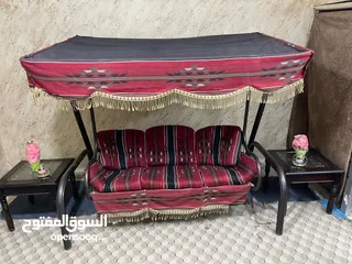  2 طقمين كنب وطاولة سفرة ومرجيحة