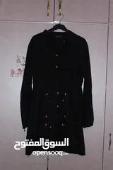  1 فستان نسائي قصير بقصة واسعة على الخصر، بلون أسود سادة، ومطرز بالورود