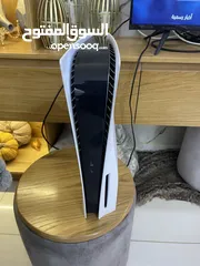  1 ........................بلايستيشن 5 مستعمل في حاله ممتازه للبيع مع ايدتين و 10 العاب سي دي و حساب