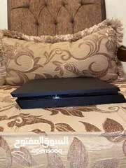  1 بلايستيشن فور4 مستعمل بحالة الجديد استعمال خفيف مع ايد اصليه واسلاك اصلية وكرتونه