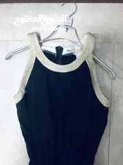  2 جمبسوت اسود وخطوط ذهبيه فالاعلى ذات سحاب من الخلف يلبس S و M