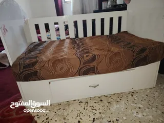  4 تخت بيبي تفصيل خشب ثقيل مع درج وكاله