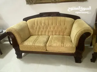  1 طقم كنب خشب زان بحالة ممتازه ثلاثية وثنائية ومفرد