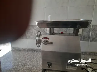  2 ماكنة فرم لحمة وكفتة بحالة ممتازة  للبيع