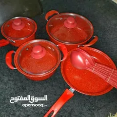  9 الطقم مكوّن من 13 قطعة متكاملة تشمل قدور بأحجام مختلفة + مقلاة + مجموعة أدوات مطبخ سيليكون .