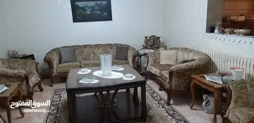  1 طقم كنب وطاولة سفرة للبيع