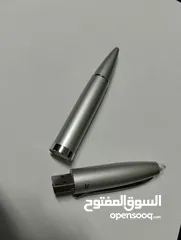  1 قلم مع وصلة USB فلاشة من نوع CONCIERGE علما أن مساحة الفلاشة 2 غيغا
