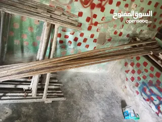  6 صقايل حديد عدد ثمانيه مع وشاحتهن وصقايل خشب عدد 1 ومقص 120 ومقص 60