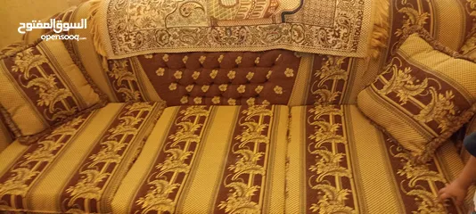 6 طقم غرفة ضيوف 7 مقاعد بحالة جيدة ليس بحاجة لشئ اسفنج ممتاز وقماش ولا مزع ولا اهتراء خشب ممتاز