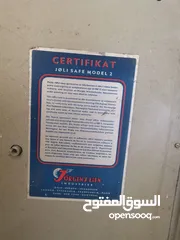  4 خزنه انتيك معها رقمها و ثقيله جدا للبيع او للبدل