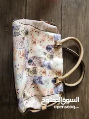  1 شنطة يد نسائية ماركة بارفوا عليها طبعة القطط مستعملة بحالة ممتازة للبيع