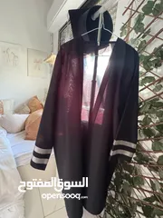  2 روب تخرج لون اسود مع طاقية استعمال مره واحدة فقط و بحالة ممتازه