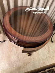  3 طاوله  من ميداس خشب زان مع قشره بلوط  قحوط خفيفه بحاله جيده خشب  ثقيل يوجد فيها  باب سحب  مع زجاج